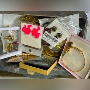 NWT Assorted Jewelry & Accessories
Bulk Grab Bag
Everything is New 
15 pcs/Box